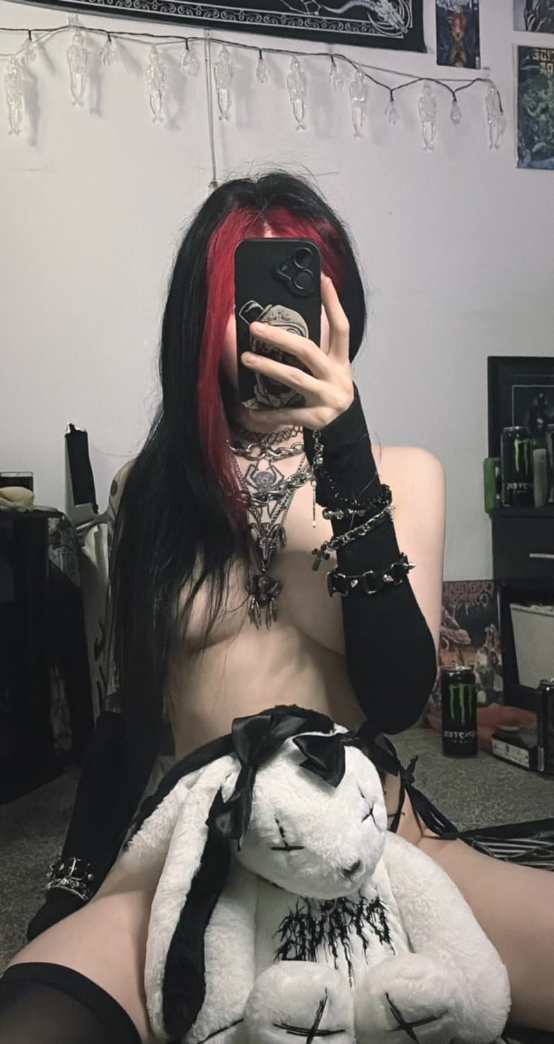 Come worship your gothic goddess