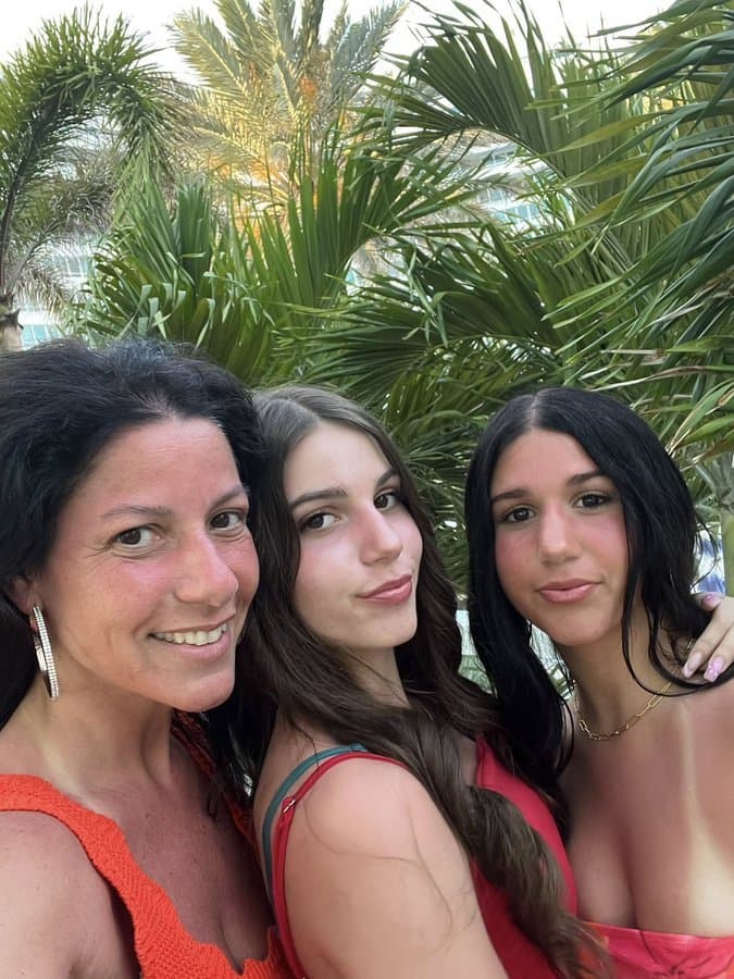 Mom, oldest daughter or youngest daughter