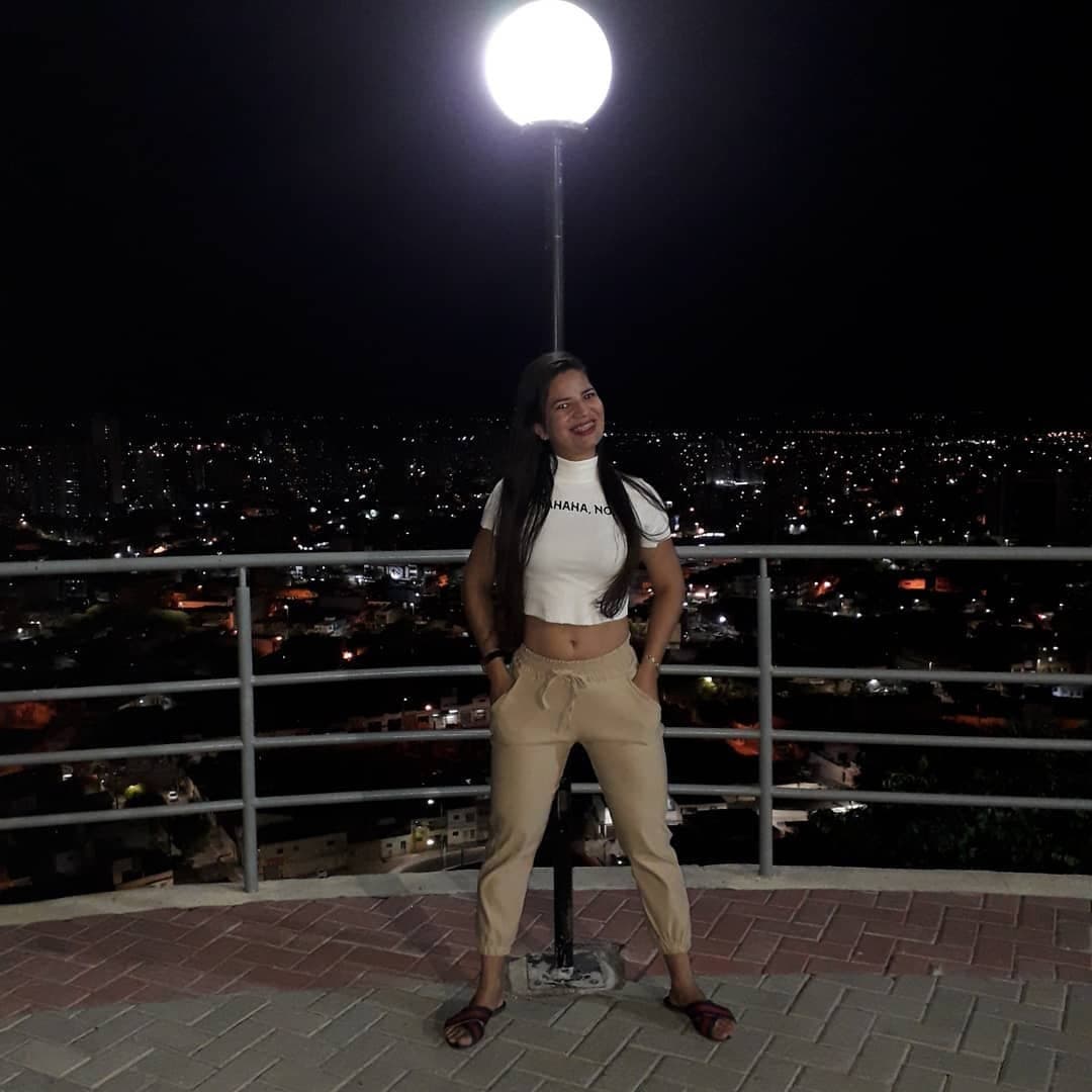 Marido da Rafinha fala que todos bate punheta para ela olha a risadinha dela que saber disso também