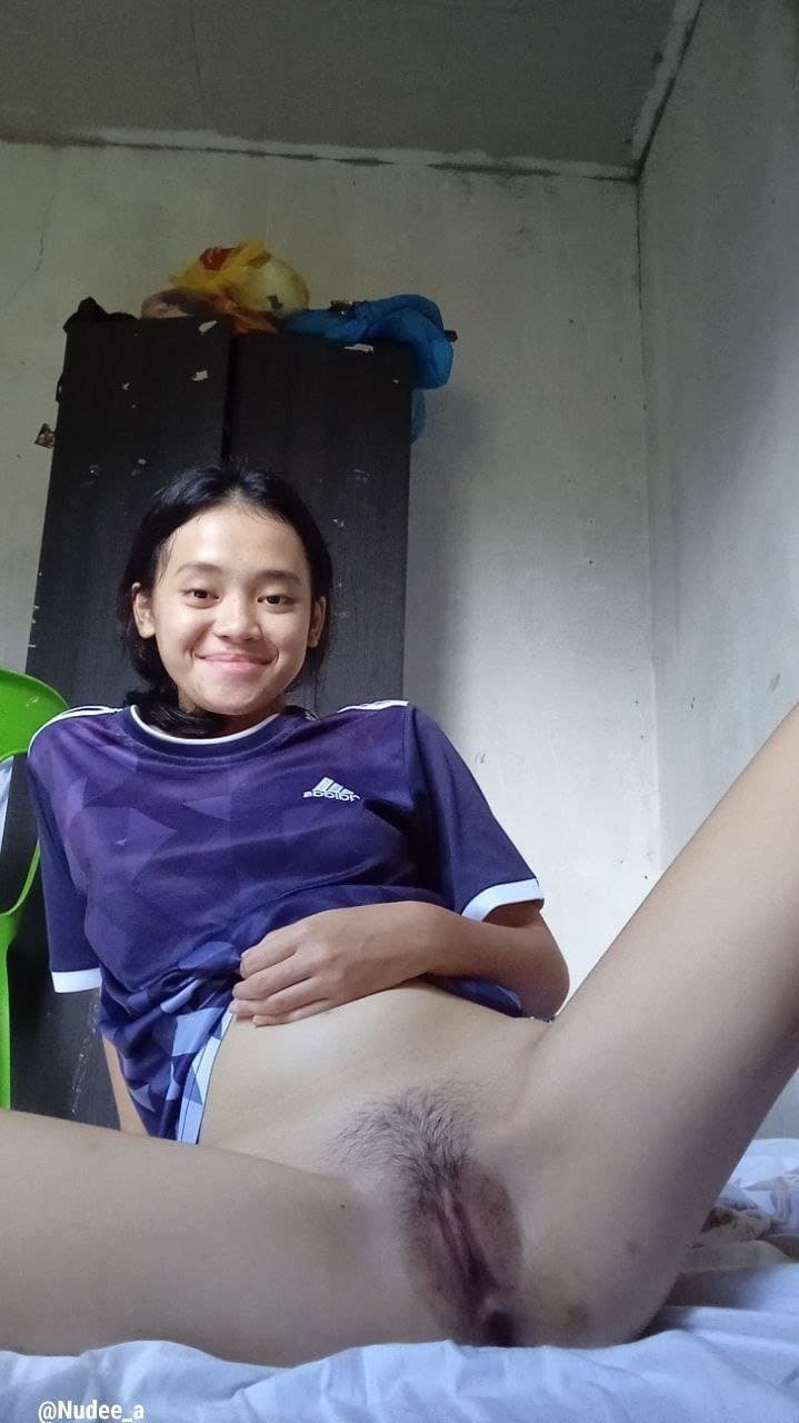 A young girl who wants to show off her naughty pussy