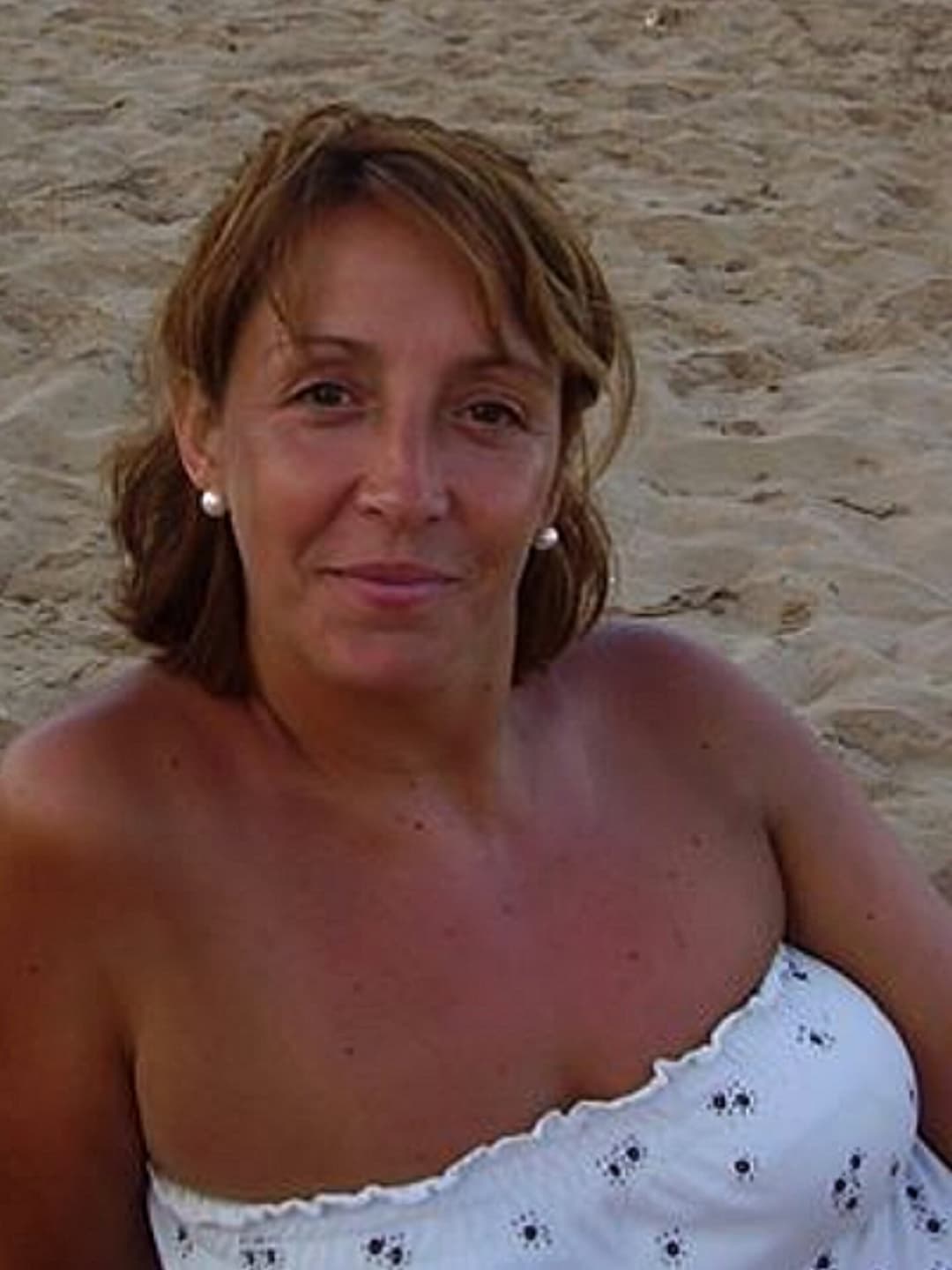 Gema Milf masturbates on the terrace