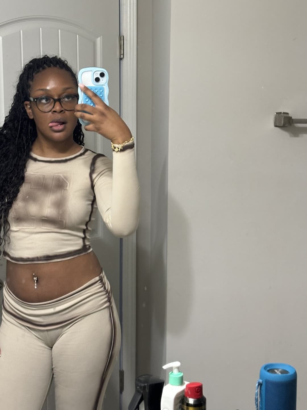 EBONY NURSE SQUIRTS ON facetime