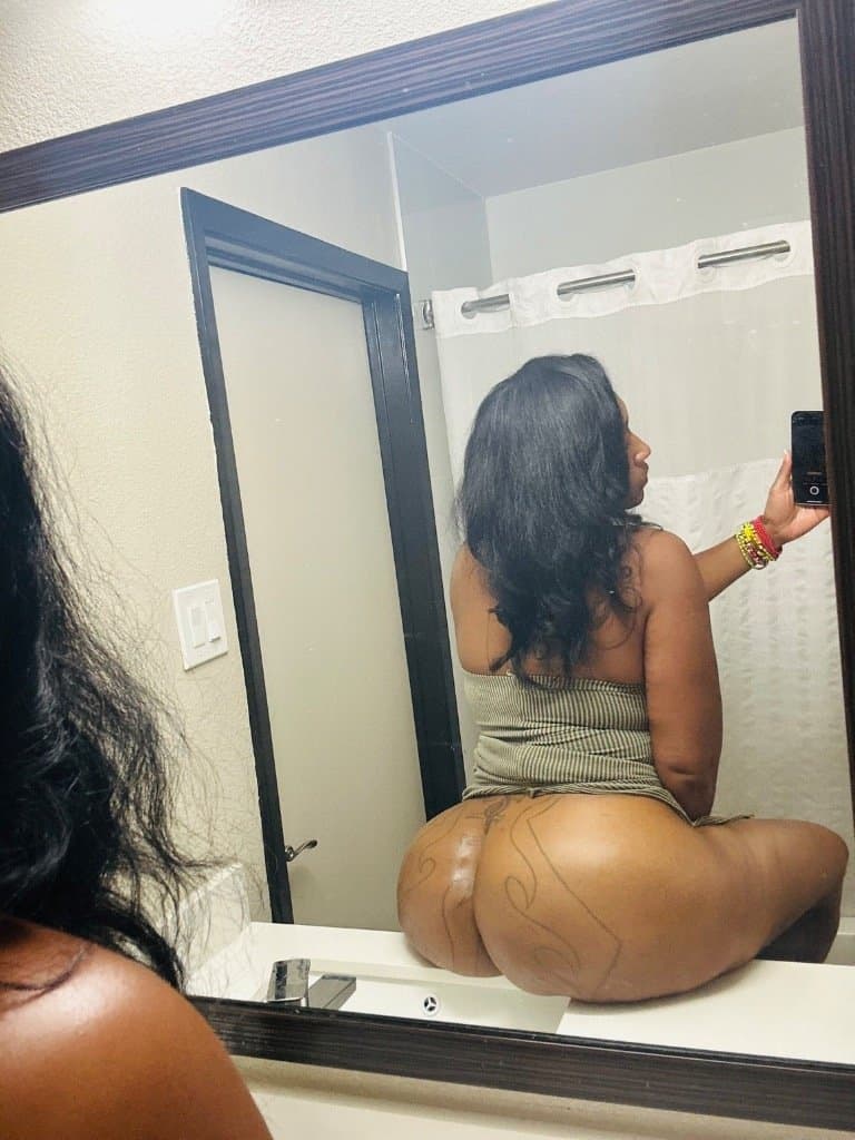 Loud sexy moans from Big booty ebony mature milf mom I I love older milf.