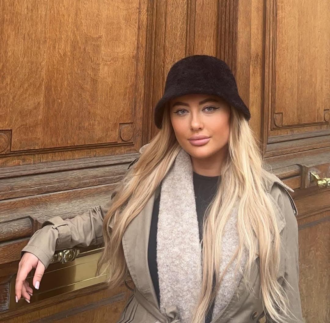 This Chav Chloe told the practitioner, "give me the deluxe ultra suction nut extractor cock lips"