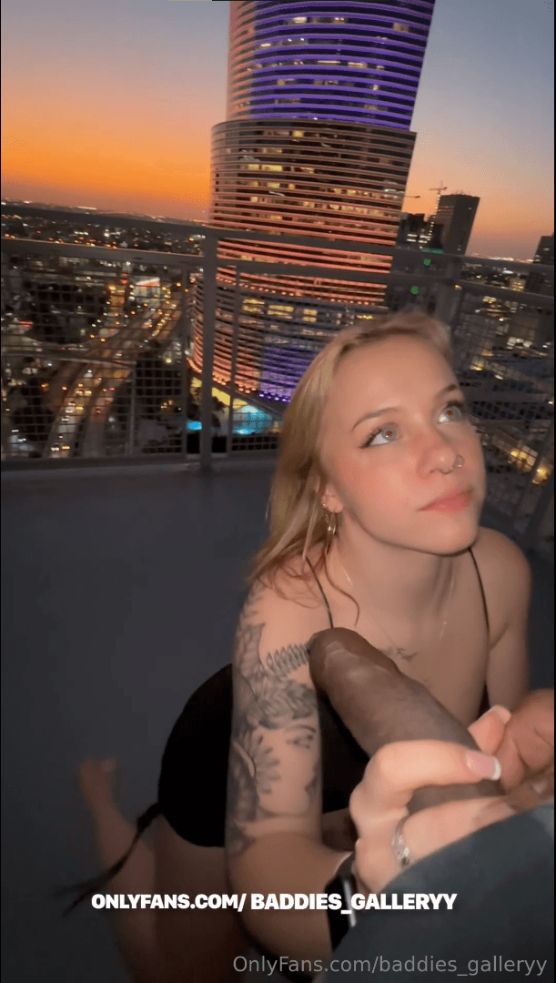 BLONDE GIVE A BALCONY BLOWJOB