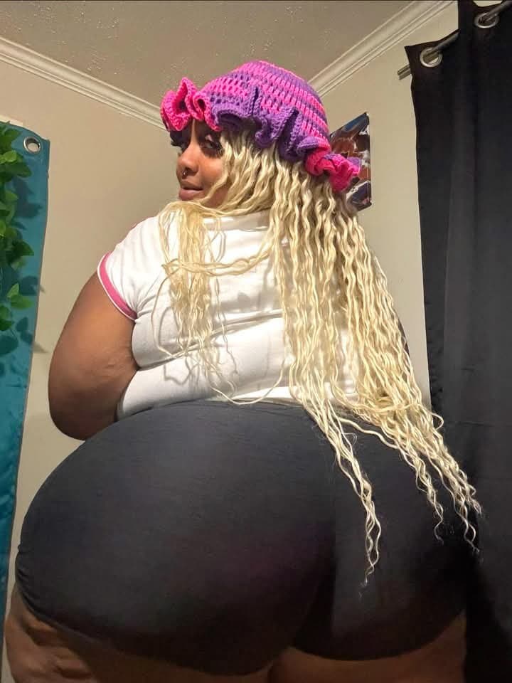 HUGE SSBBW SEXY ASS BOOTY