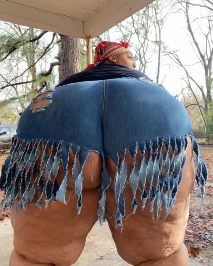HUGE SSBBW SEXY ASS BOOTY