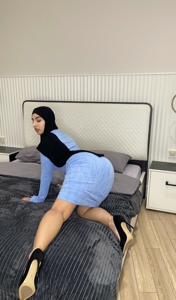 Noémy la plus grosse chienne arabe ?? ( Gros Seins - Gros Cul )