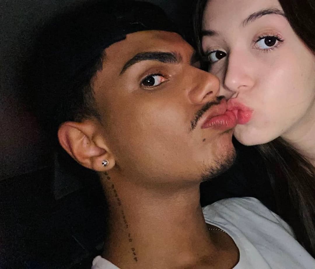 Novinha ninfeta sendo dedada pelo namorado