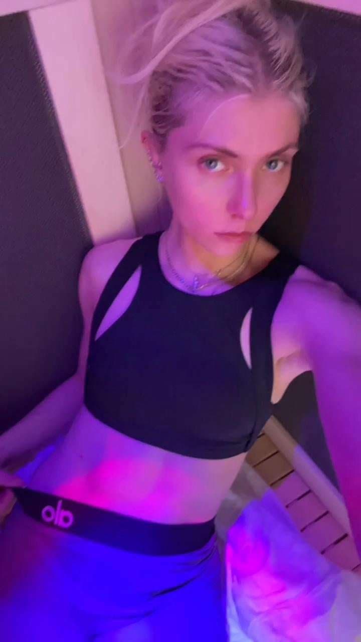 Taylor Momsen Sauna selfies