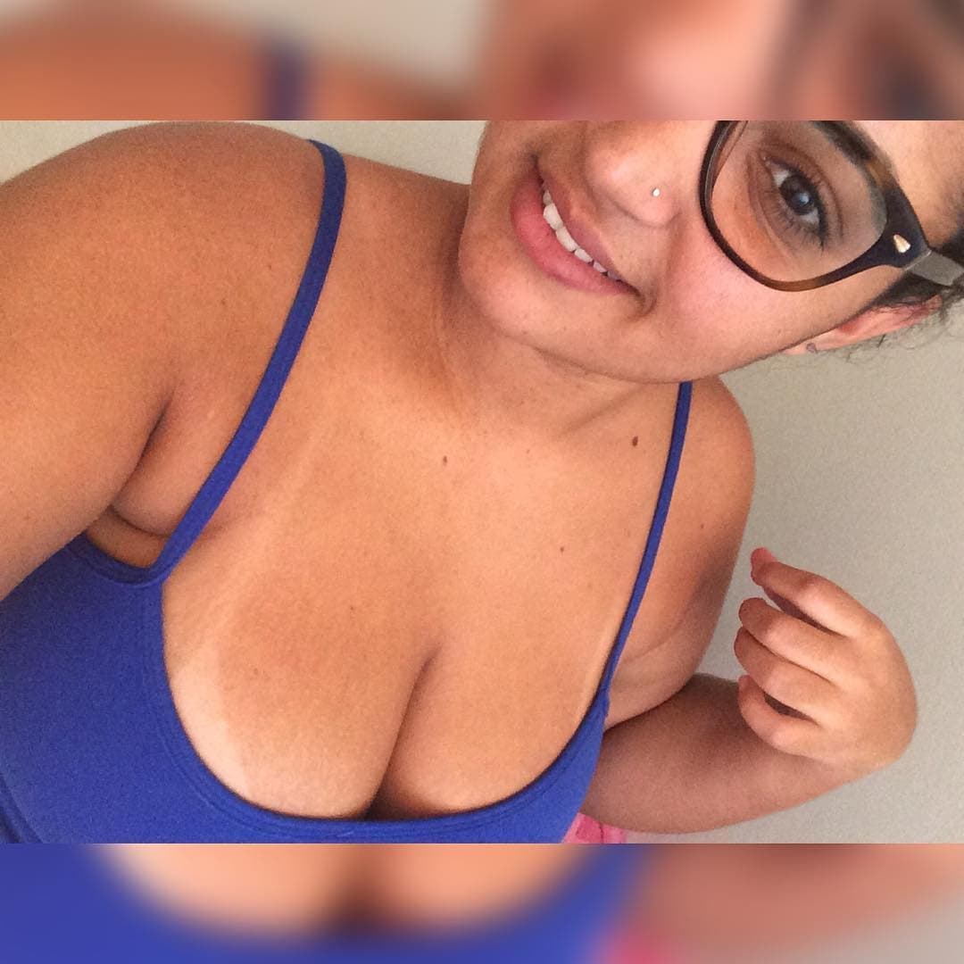 Ariella peituda safada gosta de mostrar para os seus machos