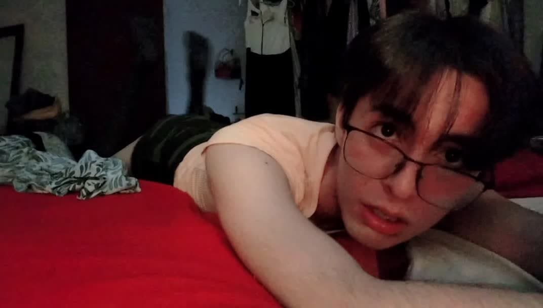 A la marica PITOCHICO ? le encanta enseñar el culo y hacer gestos lascivos. En X @itsarizzu09