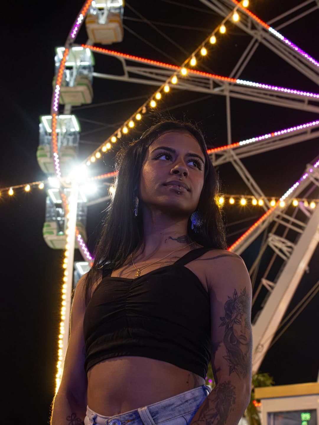 Cadelinha casada, mostrando os seios e falando dos seus piercings