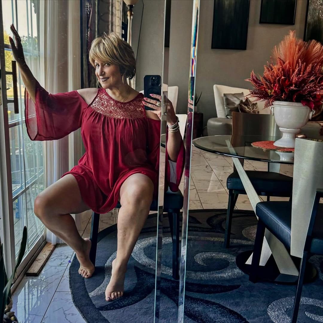 Thick Gilf flight attendant