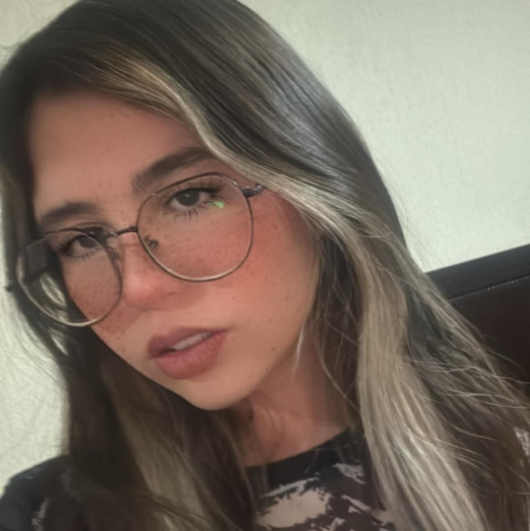 Estef es una prostituta que por unos pesos se deja coger hace lo que sea por dinero