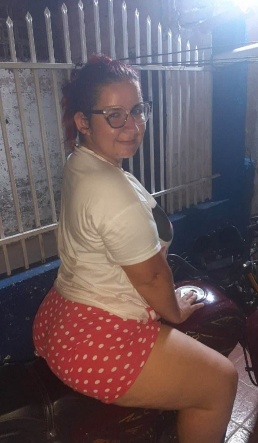 Le tomo fotos sexis a mi madrastra.