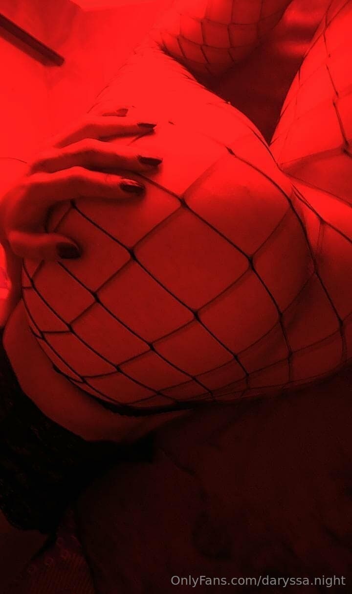 A esta putita flaquita le gusta exhibirse y masturbarse con su enorme dildo