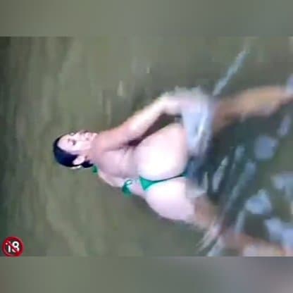 Morena gostosa de biquíni se exibindo no lago