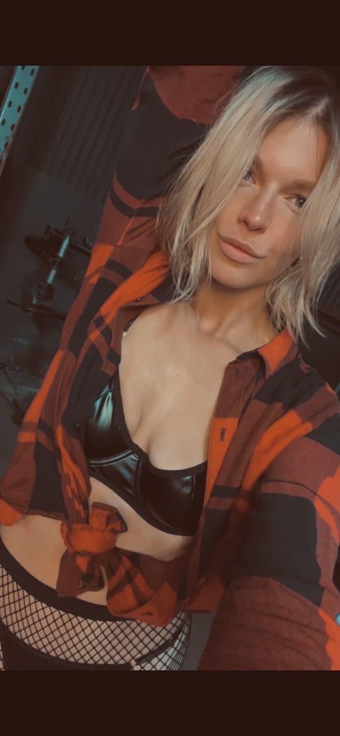 Click to view full size Man gives his wife a blowbang, Latvian angel young