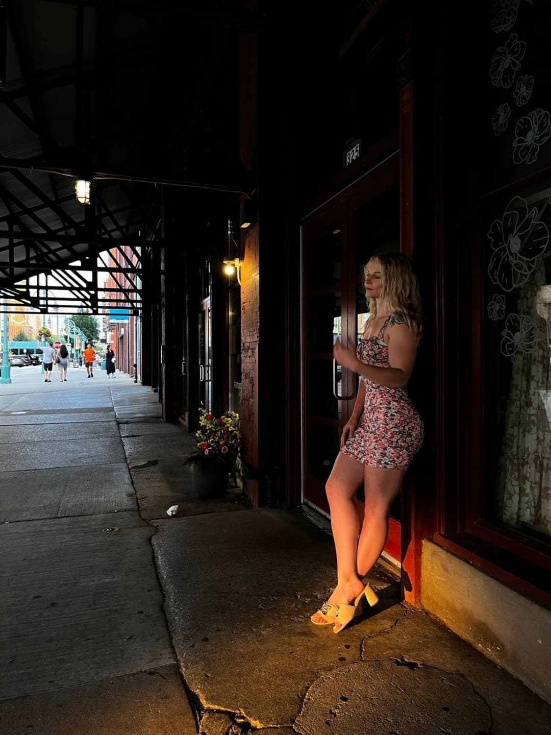 Fitness girl let some lucky scrawny asshole grab her big ass in yoga pants as they madeout in gym