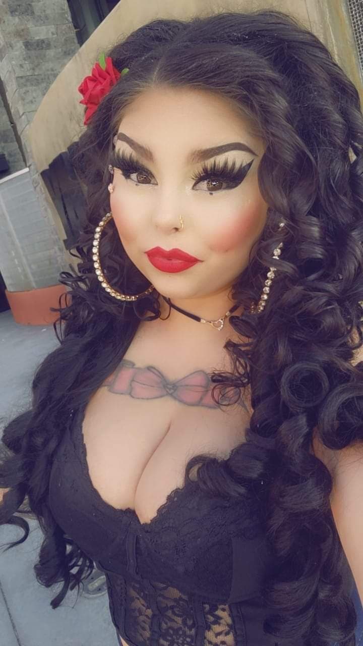 Truelizibethann small town slut bless her soul she fuck anyone when drunk. Literally anyone