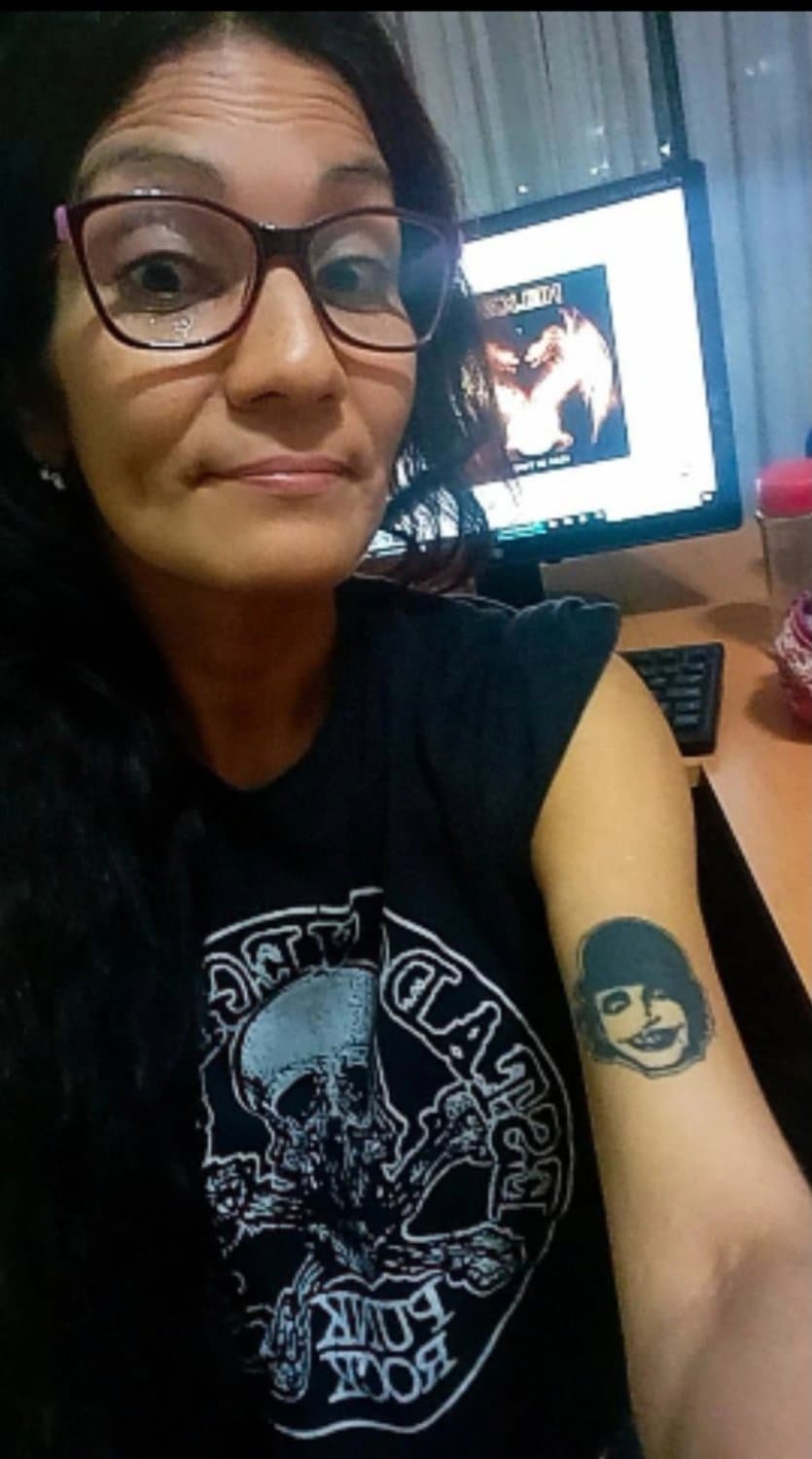 Una milf rockera y argenta que me deja loco desde pequeño