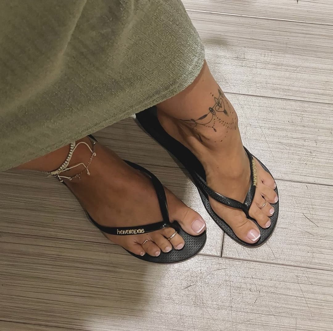 Becky Louisa’s sexy soles and arches ???