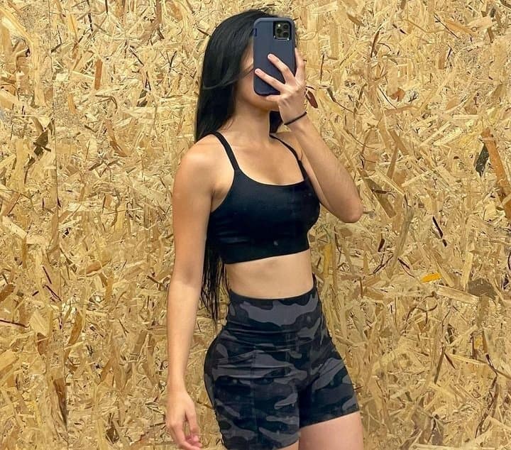 Teen slut loves to show her ass. Girl with fat ass, tight pussy and nice tits. (no nude)