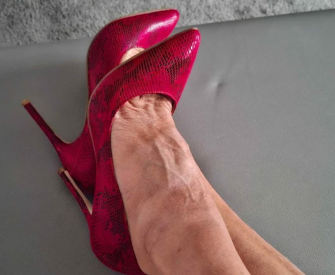 Skinny Feet in sexy red High Heels ? ?