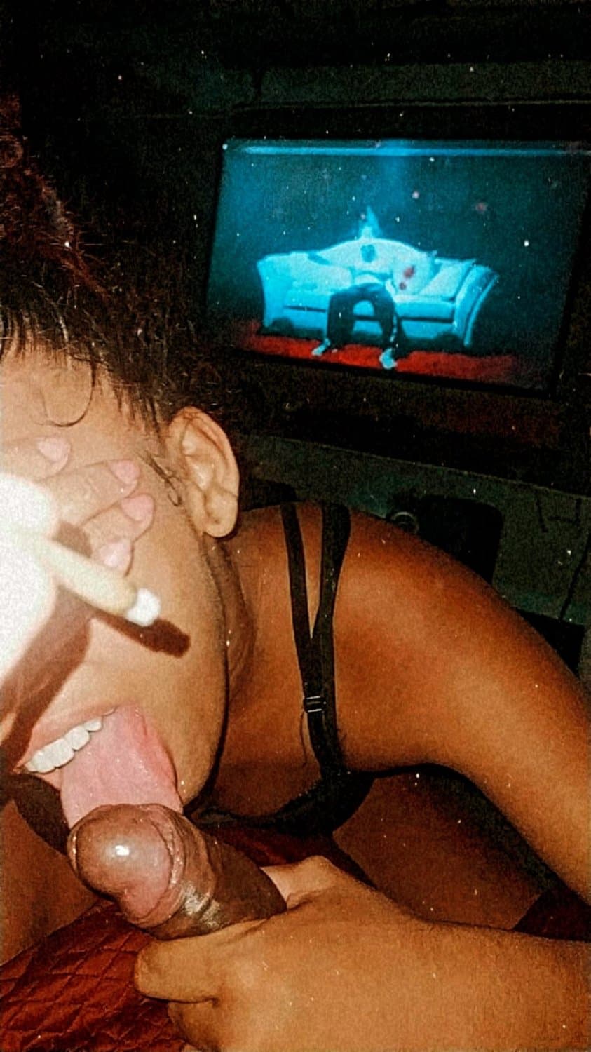 Morena gostosa do maranhao si exibiu e pagou boquete ouvindo Felipe ret e fumando maconha