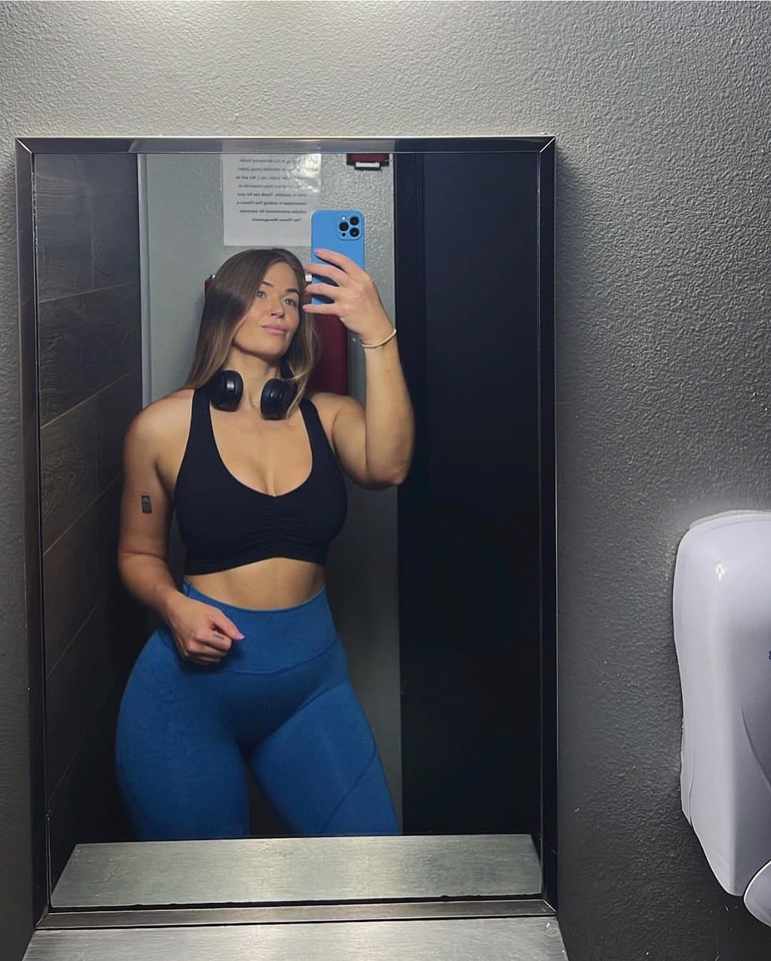 Thick Latina vs. Thick white girl pick