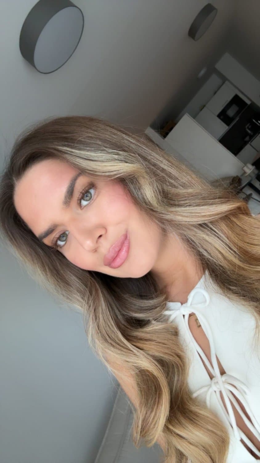 Hot bosnian slut with a great Body and nice legs and feet - footjob and cumface