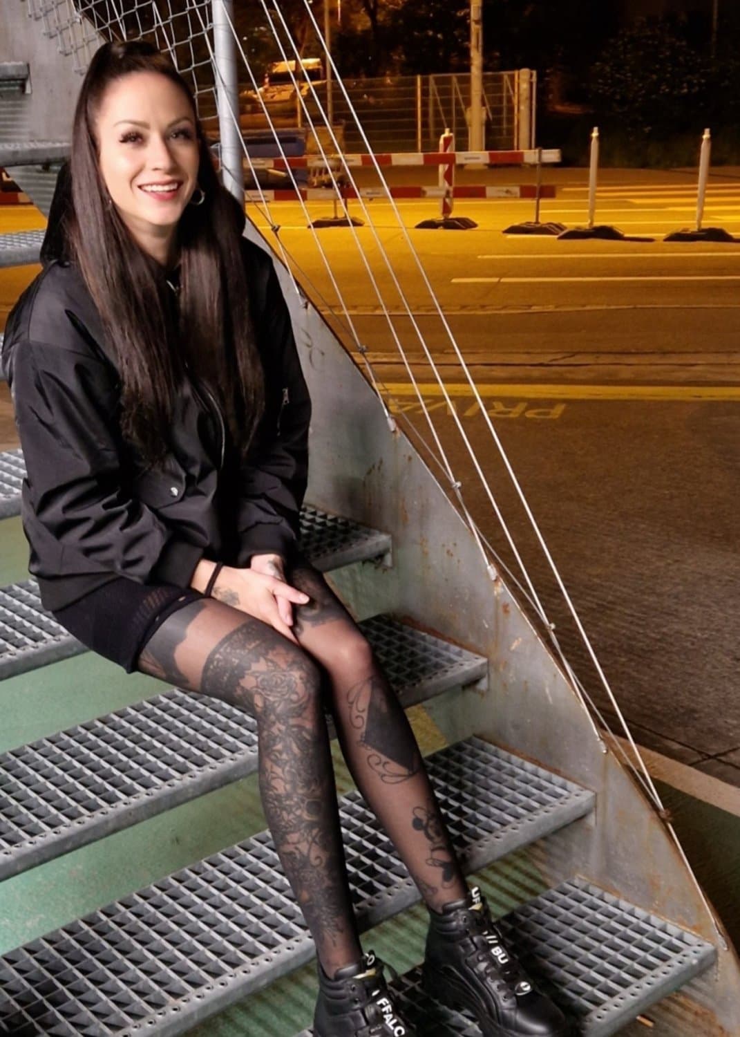 Hot tattooed goth anal slut fuck that big white cock like a pro whore