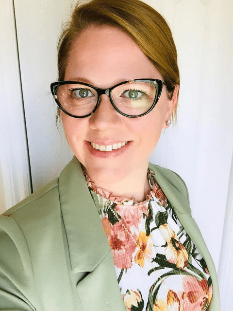 HOT QUEBEC TEACHER, ANYONE KNOW MORE BOUT HER? IS THERE ANY NUDES?