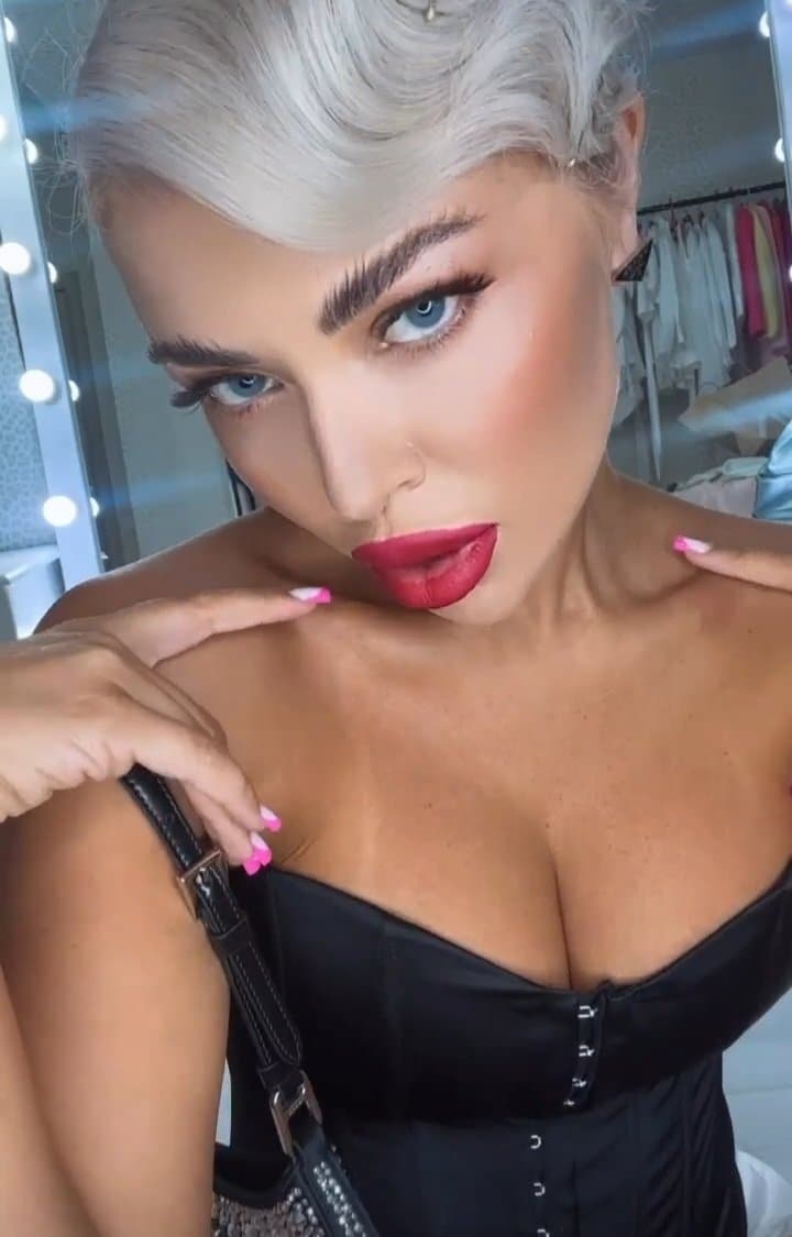 Sexy glamour feet pedicure milf