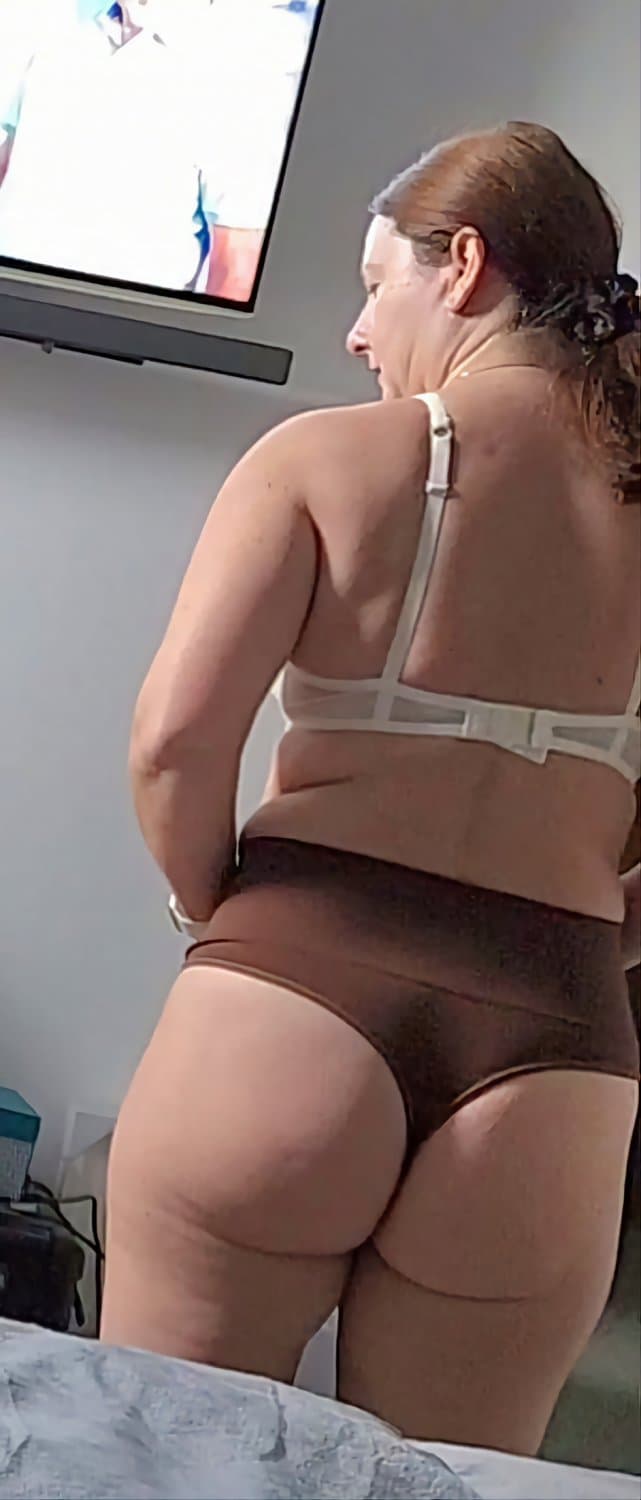 Mature milf showing her big round bottom