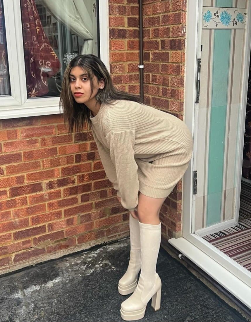 Paki babe loves it when you masterbate over her pics