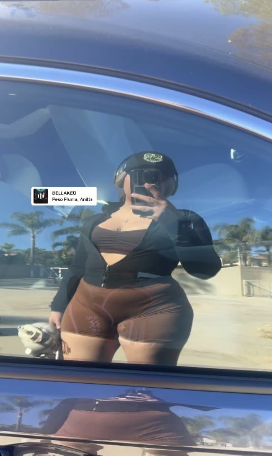 Holy fuck she teasing that ass ?