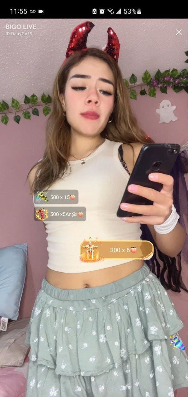 Loirinha fazia live mostrando a buceta molhada