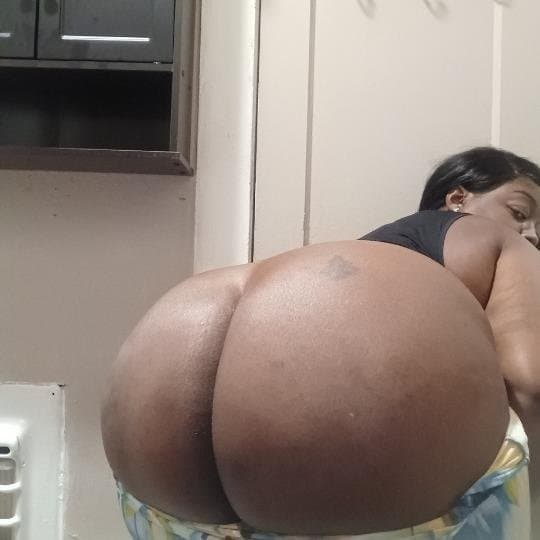 THICK BiG BOOTY MATURE EBONY MOM. MILF COUGARS phone leaked real camera roll