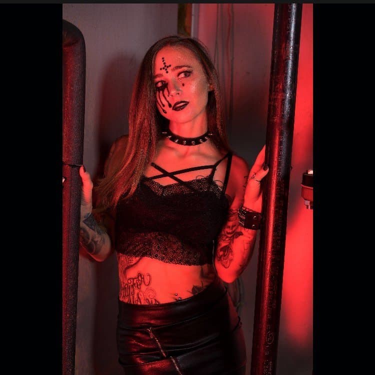 Whitney had no tits when she flashed for G G W, but somehow even with the tats I find her smokin hot