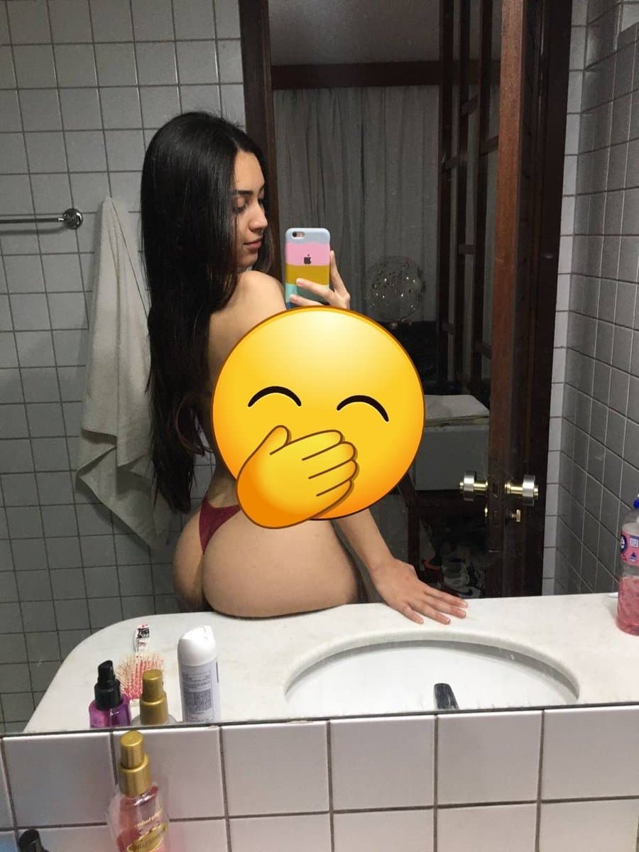 Amigos sacana gozaram na cara da namoradinha do corno