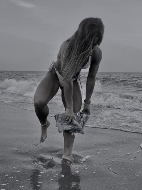 Gorgeous gorgeous girls lift heavy heavy weights