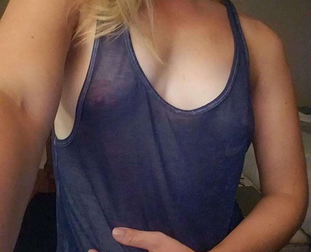 Love letting guys jerk to my wife ?