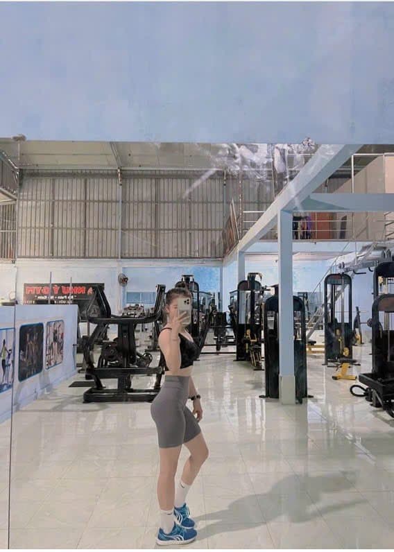 Sexy vietnam PE teacher, juicy fat ass and wet pussy when she teach her student, look at her beaty