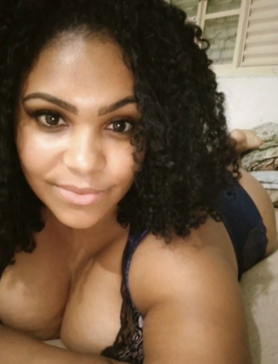 Coroa morena gostosa de Jacareí adora se exibir de lingerie | Coroa rabuda e peituda