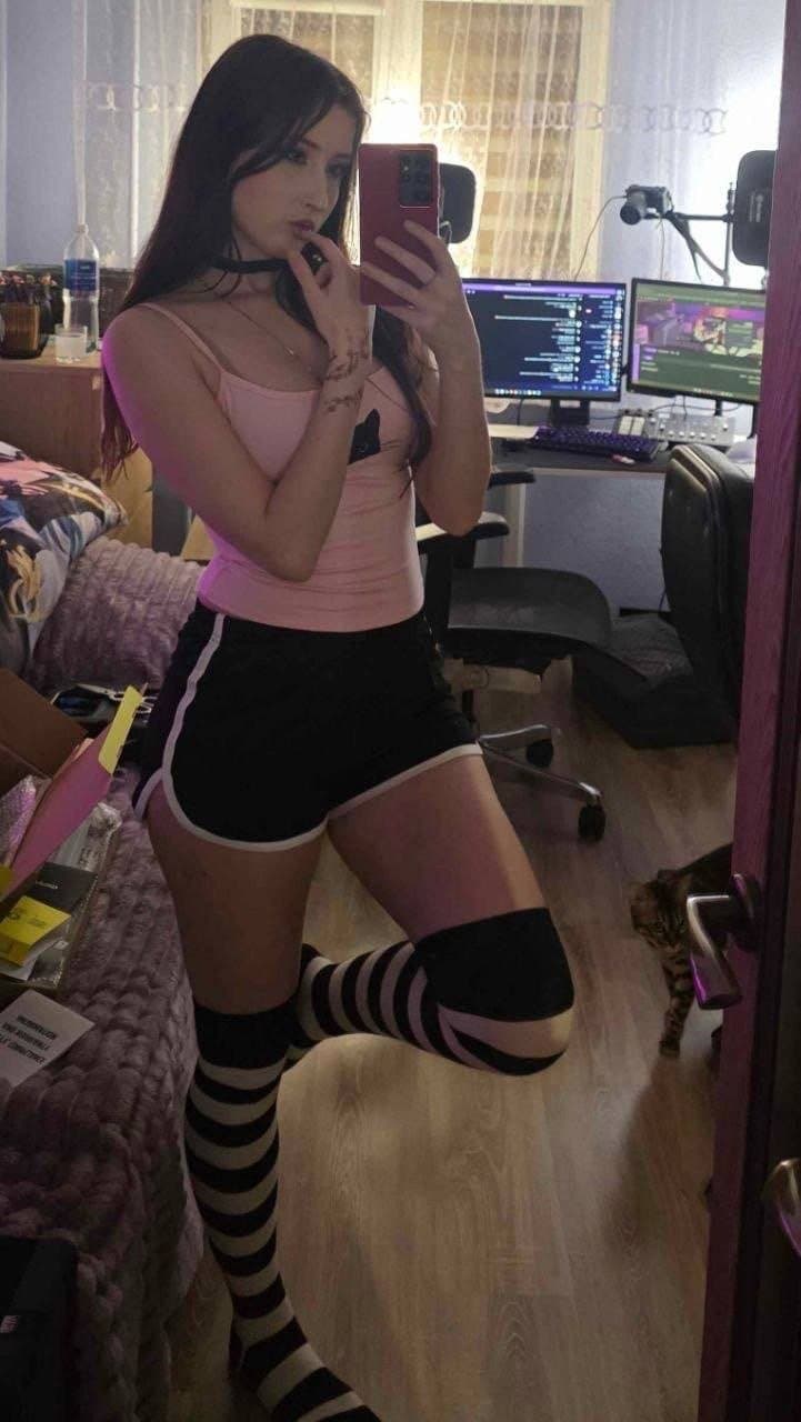 Hot slut love show her looks. Sexy feet