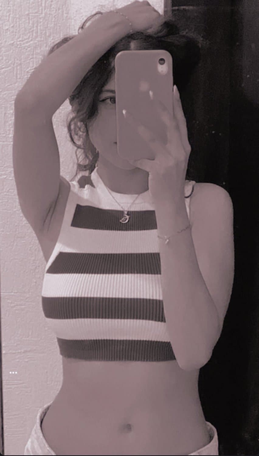 Novia de mi amigo me renvia fotos suyas a escondidas de su novio.