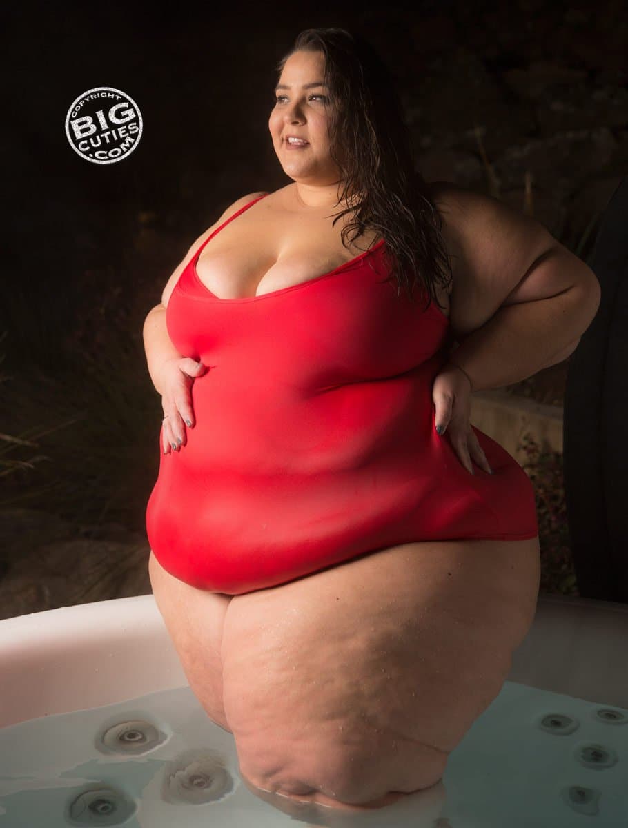 Click to view full size FAT GIRL SEXY JUICY RED APPLE
