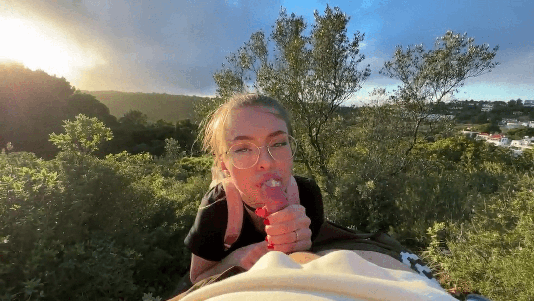 LE ESTABA HACIENDO UN PETE EN EL CAMPO, CUANDO APARECE UNA PAREJA Y LE PIDEN UNA FOTO CONMEMORATIVA!